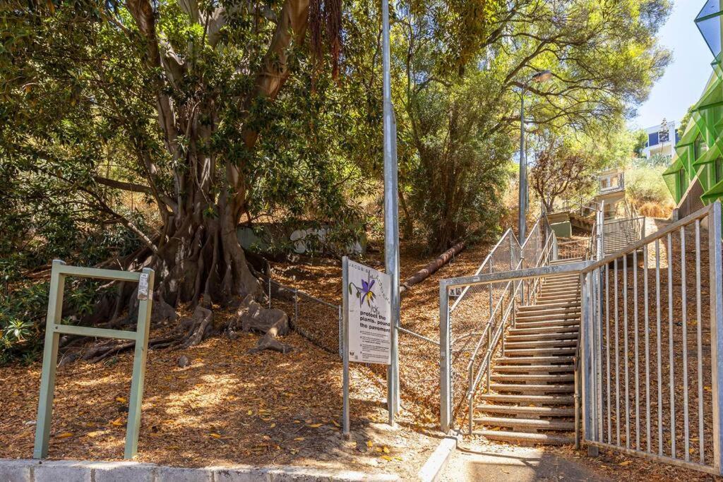 Apartment Mounts Bay 2 Bedroom - Near Kings Park - Free Parking *
