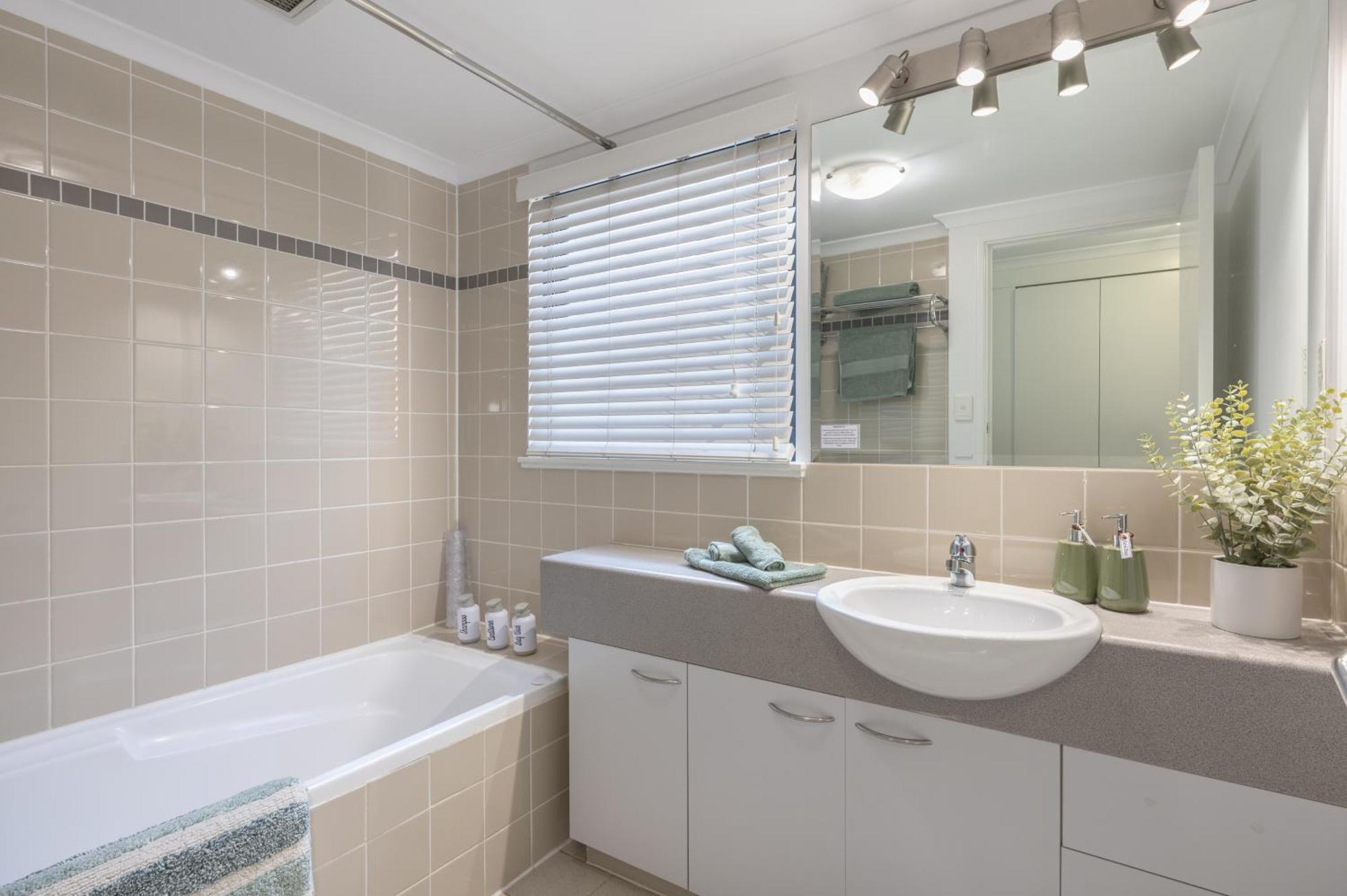 Apartment Mounts Bay 2 Bedroom - Near Kings Park - Free Parking *